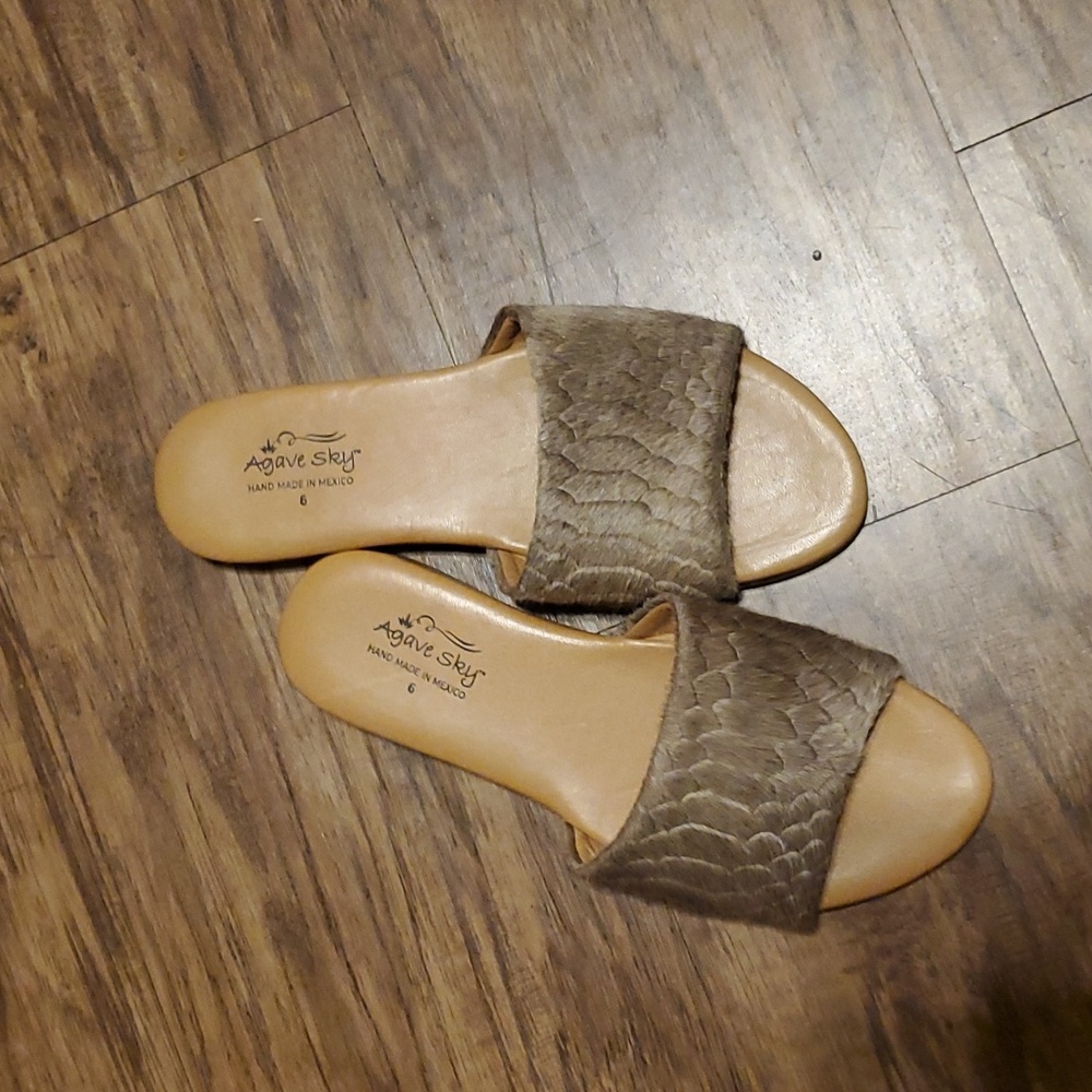 Agave sky cowhide sandals Cowhide Python design Sandals sz 6